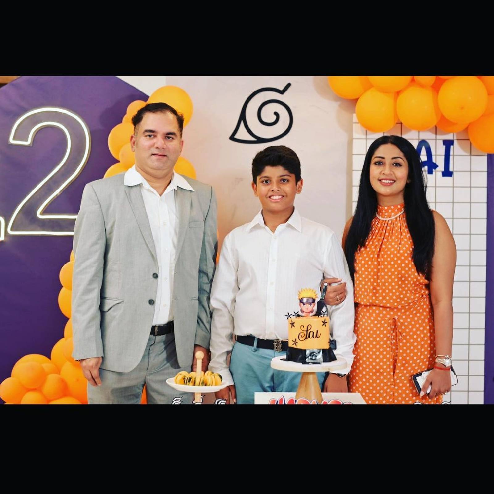  ബിസിനസ് തിരക്കുകളുള്ള ഭർത്താവ് സന്തോഷ് മേനോൻ യാത്രയിൽ ഇല്ല. മകന്റെ പിറന്നാൾ ആഘോഷത്തിന് പക്ഷേ സന്തോഷ് എത്തിച്ചേർന്നിരുന്നു. നവ്യയുടെ നൃത്ത വിദ്യാലയത്തിന്റെ ആരംഭ ചടങ്ങിലും സന്തോഷ് സജീവമായിരുന്നു