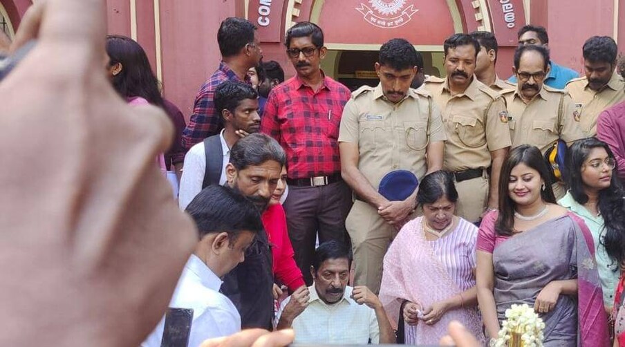 ആരോഗ്യ പ്രശ്നങ്ങളെ തുടർന്ന് അഭിനയരംഗത്ത് നിന്ന് ഏറെ നാളുകളായിവിട്ടു നിൽക്കുകയായിരുന്നു ശ്രീനിവാസൻ. കുറുക്കനില് ശക്തമായ കഥാപാത്രവുമായാണ് ശ്രീനിവാസന് പ്രേക്ഷകര്ക്ക് മുന്നിലെത്തുന്നത്.ചിത്രീകരണത്തിന്റെ ആദ്യ ദിവസം വിനീതിനും ഭാര്യക്കുമൊപ്പമാണ് ശ്രീനിവാസന് സെറ്റിലെത്തിയത്. മേക്കപ്പിട്ട ശേഷം സഹപ്രവര്ത്തകര്ക്കൊപ്പം ചേര്ന്നു. നടക്കാന് ബുദ്ധിമുട്ടുള്ളതിനാല് കാറിലാണ് കാരവനിലേക്കും സെറ്റിലേക്കുമുള്ള യാത്ര. ആരോഗ്യ പ്രശ്നങ്ങളെ തുടർന്ന് അഭിനയരംഗത്ത് നിന്ന് ഏറെ നാളുകളായിവിട്ടു നിൽക്കുകയായിരുന്നു ശ്രീനിവാസൻ. കുറുക്കനില് ശക്തമായ കഥാപാത്രവുമായാണ് ശ്രീനിവാസന് പ്രേക്ഷകര്ക്ക് മുന്നിലെത്തുന്നത്.ചിത്രീകരണത്തിന്റെ ആദ്യ ദിവസം വിനീതിനും ഭാര്യക്കുമൊപ്പമാണ് ശ്രീനിവാസന് സെറ്റിലെത്തിയത്. മേക്കപ്പിട്ട ശേഷം സഹപ്രവര്ത്തകര്ക്കൊപ്പം ചേര്ന്നു. നടക്കാന് ബുദ്ധിമുട്ടുള്ളതിനാല് കാറിലാണ് കാരവനിലേക്കും സെറ്റിലേക്കുമുള്ള യാത്ര.
