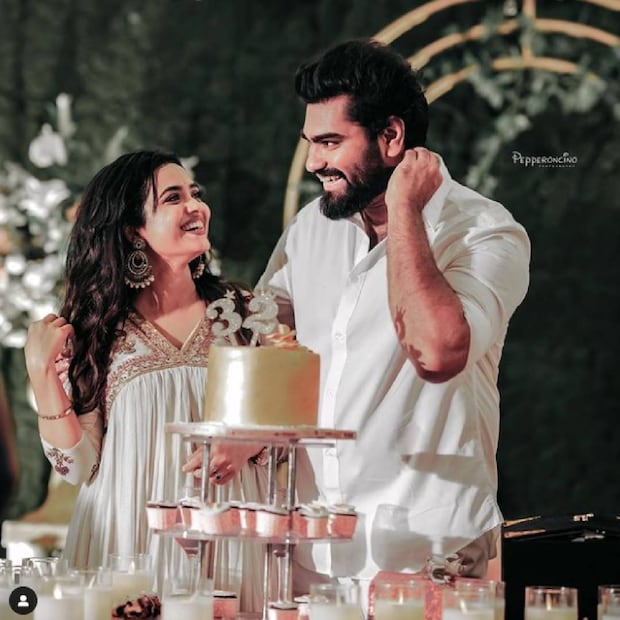  സോഷ്യൽ മീഡിയ പോസ്റ്റിലൂടെ റോബിൻ തന്റെ ഭാവി ജീവിതപങ്കാളി ആരതിയെയും പരിചയപ്പെടുത്തിയിരുന്നു. റോബിൻ- ആരതിമാരുടെ വിവാഹനിശ്ചയമാണ്. വിവാഹനിശ്‌ചയ വാർത്ത പറഞ്ഞത് ഒരു വീഡിയോ പോസ്റ്റിലൂടെയാണ്. എന്നാൽ അതിൽ തന്റെ ശരീരഭാരം 100 കിലോ പിന്നിട്ട വാർത്ത കൂടി റോബിന് പറയാനുണ്ടായിരുന്നു (തുടർന്ന് വായിക്കുക)