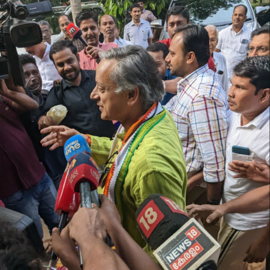  പ്രഭാത ഭക്ഷണത്തിന് ശേഷം നടന്ന കൂടിക്കാഴ്ച അരമണിക്കൂറോളം നീണ്ടു. എം കെ രാഘവനൊപ്പം മാധ്യമങ്ങളെ കണ്ട ശശി തരൂർ പാണക്കാട് സന്ദർശിക്കുന്നത് ഒരു പതിവ് രീതി ആണെന്ന് പറഞ്ഞാണ് തുടങ്ങിയത്. " ഇത് ഒരു പുതിയ കാര്യം അല്ല. ഞാൻ ആദ്യമായി അല്ല പാണക്കാട് വരുന്നത്. എട്ടോ ഒൻപതോ തവണ മുൻപ് വന്നിട്ടുണ്ട്. വേങ്ങരയിൽ കുഞ്ഞാലിക്കുട്ടിയുടെ തെരഞ്ഞെടുപ്പ് പ്രചരണം ഞാൻ ഉദ്ഘാടനം ചെയ്തിട്ടുണ്ട്. മലബാർ ഭാഗത്ത് വരുമ്പോൾ പാണക്കാട് വരുന്നത് ഒരു മര്യാദയാണ്. ഇന്നും അത്തരത്തിൽ ഒരു സന്ദർശനമാണ്. നജീബ് കാന്തപുരത്തിന്റെ സിവിൽ സർവീസ് അക്കാദമിയിലെ ഒരു പരിപാടിക്ക് പോകുന്നതിനിടെയാണ് ഞാൻ ഇവിടെ വന്നത്. "