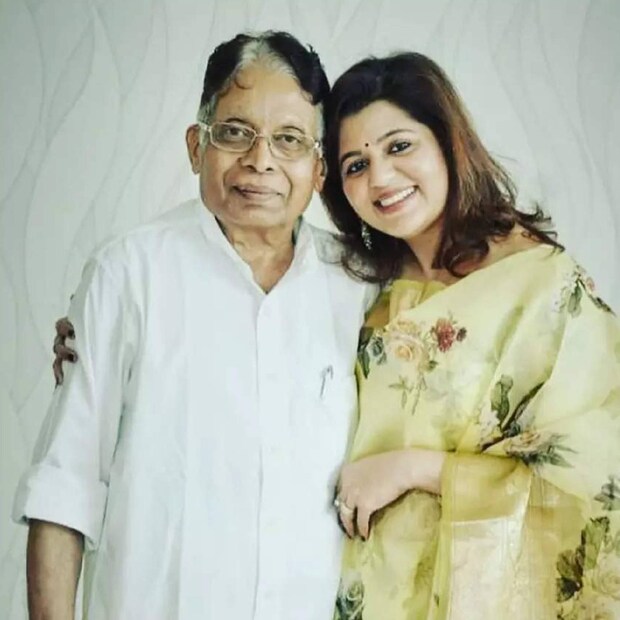  ക്യാപ്‌ഷനു പുറമേ സുപ്രിയ നൽകിയ ഹാഷ്ടാഗുകളിൽ അത് പ്രകടം. ക്രിസ്തുമസ് ആശംസയ്‌ക്കൊപ്പം അച്ഛൻ ഒപ്പമില്ലാത്ത രണ്ടാമത്തെ ക്രിസ്മസ് ആണിത് എന്ന് സുപ്രിയ കുറിച്ചിട്ടുണ്ട്