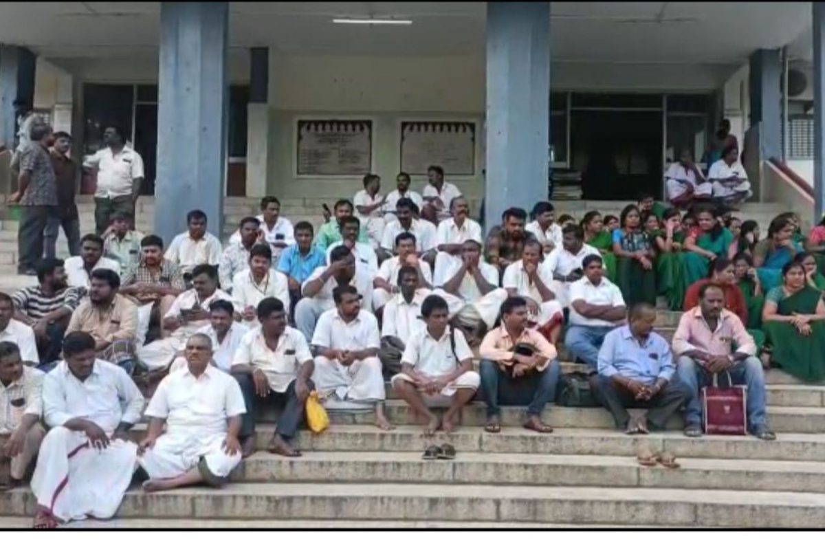 മുടി വിറ്റ് തിരുപ്പതി ക്ഷേത്രത്തിന് പ്രതിവർഷവരുമാനം 150 കോടി; പ്രതിഫലം തുച്ഛമെന്ന് ബാർബർമാർ