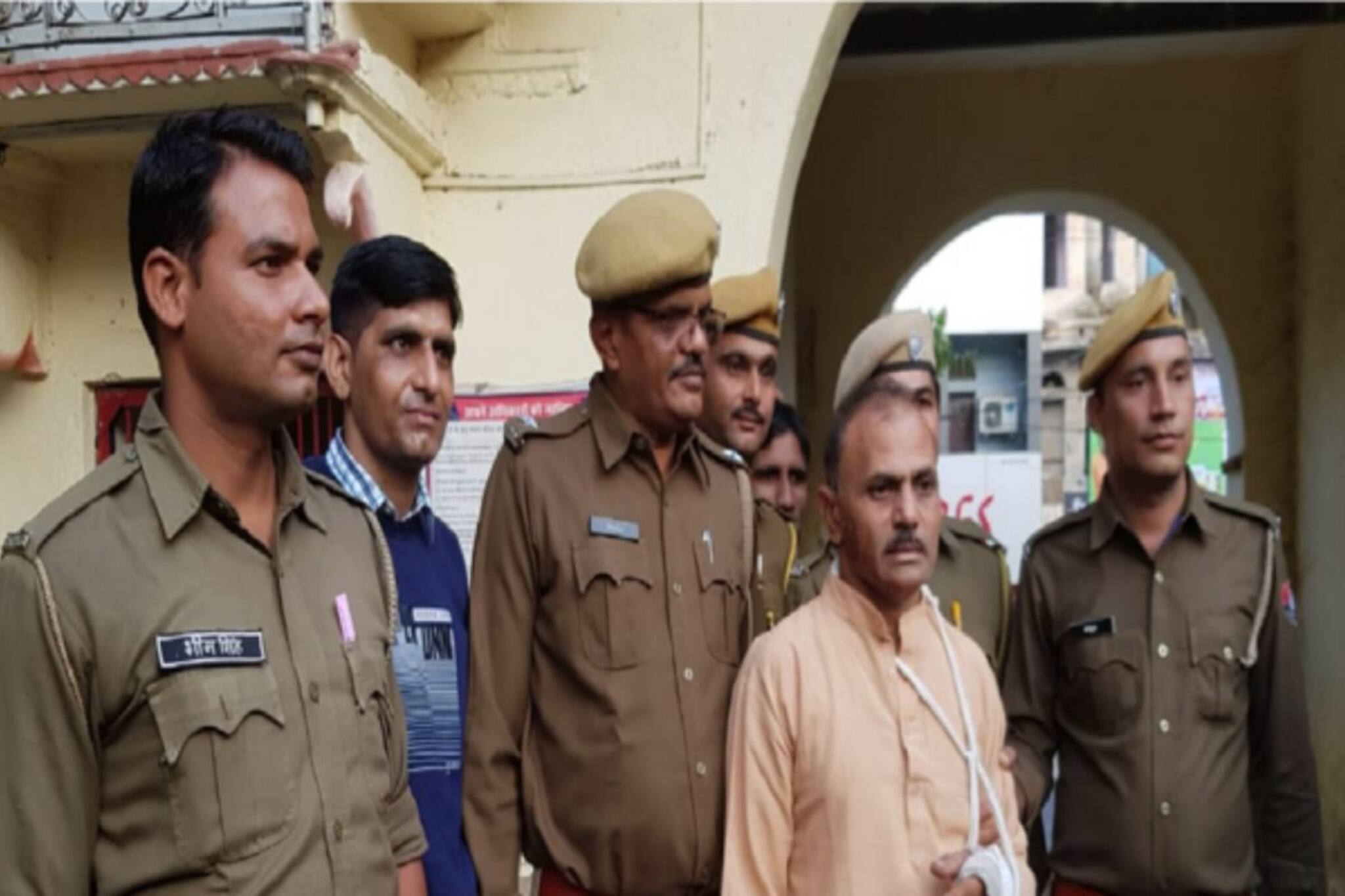 കമിതാക്കളോട് ലൈംഗികബന്ധത്തിൽ ഏർപ്പെടാൻ ആവശ്യപ്പെട്ടശേഷം താന്ത്രികൻ ഫെവിക്വിക്ക് പശ ഒഴിച്ച് കൊലപ്പെടുത്തി