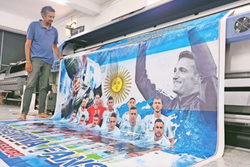  സംസ്ഥാനത്ത്, പ്രത്യേകിച്ച് വടക്കൻ കേരളത്തിൽ ഫുട്ബോൾ ആവേശം നിറഞ്ഞുകഴിഞ്ഞു. മുക്കിലും മൂലയിലും ഇഷ്ട ടീമുകൾക്കും താരങ്ങൾക്കും ആശംസകൾ നേർന്ന് ആരാധകർ ഫ്ലക്സുകളും കട്ടൌട്ടുകളും സ്ഥാപിക്കുകയാണ്. പ്രധാനമായും അർജന്‍റീന, ബ്രസീൽ ടീമുകളുടെ ആരാധകരാണ് രംഗത്തുള്ളത്. ഇംഗ്ലണ്ട്, ജർമ്മനി, സ്പെയിൻ, ഹോളണ്ട്, ഫ്രാൻസ് ടീമുകൾക്കും ഈ കൊച്ചുകേരളത്തിൽ നൂറുകണക്കിന് ആരാധകരുണ്ട്.
