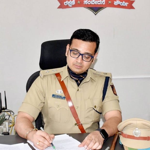  ബംഗളുരു സിറ്റി പൊലീസിൽ ഡെപ്യൂട്ടി കമ്മീഷണറായി യതീഷ് ചന്ദ്ര ഐപിഎസ് ചുമതലയേറ്റു. ഇക്കാര്യം യതീഷ് ചന്ദ്ര തന്നെയാണ് ഫേസ്ബുക്കിലൂടെ അറിയിച്ചത്. കേരള കേഡർ ഐപിഎസ് ഓഫീസറായിരുന്ന യതീഷ് ചന്ദ്ര 2021ൽ കർണാടകത്തിലേക്ക് മാറുകയായിരുന്നു. കെ എ പി നാലാം ബറ്റാലിയൻ മേധാവിയായിരിക്കെയാണ് യതീഷ് ചന്ദ്ര കർണാടകത്തിലേക്ക് മാറിയത്. സ്ഥലംമാറ്റം ആവശ്യപ്പെട്ട് യതീഷ് ചന്ദ്ര നൽകിയ അപേക്ഷ കേന്ദ്ര ആഭ്യന്തര മന്ത്രാലയം അംഗീകരിക്കുകയായിരുന്നു.