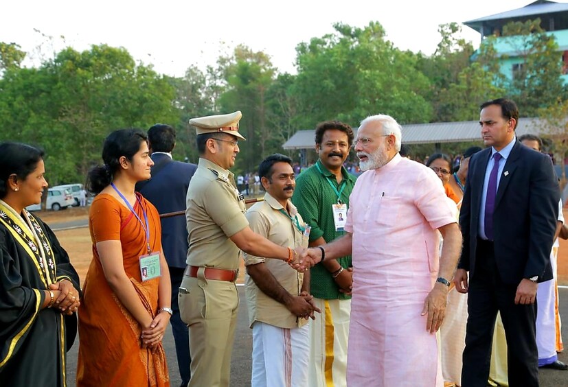  കേരളത്തിൽ സർവീസിൽ ഇരിക്കുന്നതിനിടെ നിരവധി വിവാദങ്ങളിൽ യതീഷ് ചന്ദ്ര ഉൾപ്പെട്ടിരുന്നു. കൊവിഡ് നിയന്ത്രിക്കാനുള്ള ലോക്ക് ഡൗണിനിടെ നിയന്ത്രണങ്ങള്‍ തെറ്റിച്ചവരെ കണ്ണൂർ ജില്ലാ പൊലീസ് മേധാവിയായിരുന്ന യതീഷ് ചന്ദ്ര ഏത്തമിടീച്ചത് വിവാദമായിരുന്നു. നടപടി തെറ്റായിരുന്നെന്നും പൊറുക്കണമെന്നും മനുഷ്യാവകാശ കമ്മീഷനോട് കേരള പൊലീസ് ക്ഷമാപണം നടത്തിയിരുന്നു.