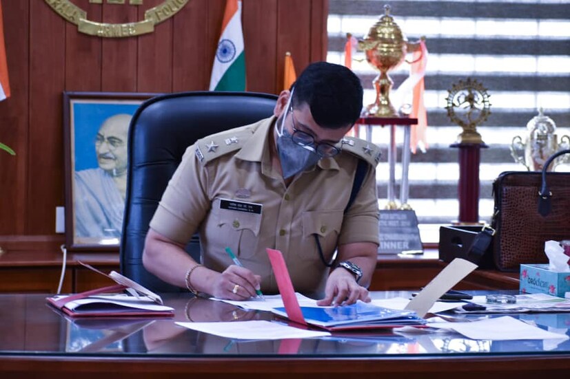  അതിന് മുമ്പ് 2015ൽ യുഡിഎഫ് ഭരണകാലത്ത് ഇടതുപക്ഷത്തിന്‍റെ ഉപരോധസമരത്തിൽ നടത്തിയ ലാത്തിചാർജും ഏറെ വിവാദങ്ങൾക്കിടയാക്കിയിരുന്നു. അന്ന് ഭ്രാന്തൻ നായയെന്നാണ് വി എസ് അച്യുതാനന്ദൻ, യതീഷ് ചന്ദ്രയെ വിശേഷിപ്പിച്ചത്. എന്നാൽ പിന്നീട് ഇടത് സർക്കാർ അധികാരത്തിലെത്തിയപ്പോൾ കൊച്ചി ഡിസിപിയായി യതീഷ് ചന്ദ്രയെ നിയമിക്കുകയും ചെയ്തു.