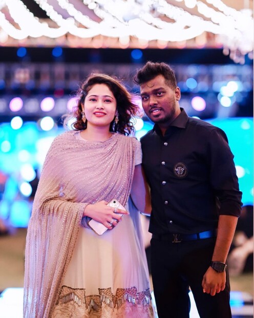  തമിഴിലെ ഏറ്റവും തിരക്കേറിയ സംവിധായകരില്‍ ഒരാളായ അറ്റ്ലി ഷാരൂഖ് ഖാനെ നായകനാക്കി തന്‍റെ പുതിയ ചിത്രം അടുത്തിടെ പ്രഖ്യാപിച്ചിരുന്നു. ജവാന്‍ എന്ന് പേരിട്ടിരിക്കുന്ന ചിത്രത്തില്‍ നയന്‍താരയും വിജയ് സേസുപതിയും പ്രധാന വേഷത്തിലെത്തുമെന്നാണ് റിപ്പോര്‍ട്ടുകള്‍.