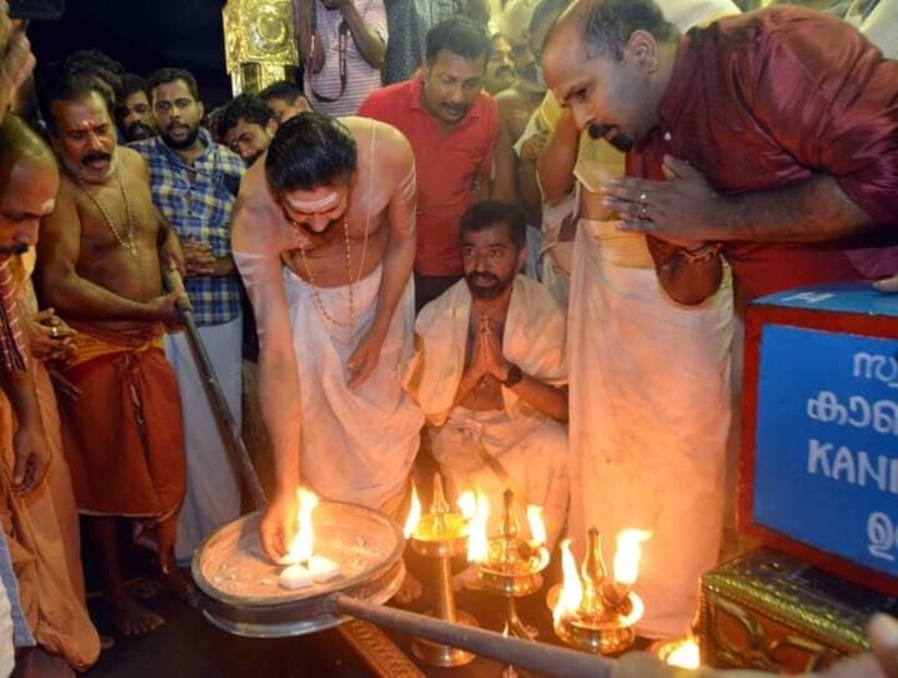  ദീപാരാധനയ്ക്ക് ശേഷം 6.40ന് കൊടിമരത്തിന് മുന്നിൽനിന്നും ക്ഷേത്രം തന്ത്രി കണ്ഠര് രാജീവര് കർപ്പൂരാഴിയ്ക്ക് അഗ്‌നി പകർന്നു.