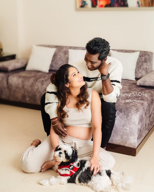  എട്ടുവര്‍ഷം മുന്‍പാണ് സംവിധായകന്‍ അറ്റലി കുമാറും ഭാര്യ കൃഷ്ണപ്രിയയും വിവാഹിതരാകുന്നത്. സംവിധായകന്‍ ഷങ്കറിന്‍റെ അസിസ്റ്റന്‍റായി സിനിമയിലെത്തിയ അറ്റ്ലിയുടെ ആദ്യ ചിത്രമായ രാജ റാണി തമിഴിലെ അന്നത്തെ സൂപ്പര്‍ ഹിറ്റായിരുന്നു.