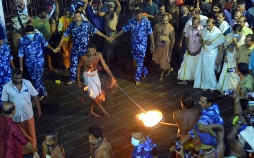  സുപ്രീം കോടതി ജഡ്ജി ജസ്റ്റിസ് സി.ടി. രവികുമാർ, ശബരിമല എക്സിക്യൂട്ടീവ് ഓഫീസർ എച്ച്. കൃഷ്ണകുമാർ, അസിസ്റ്റന്റ് എക്സിക്യൂട്ടീവ് ഓഫീസർ രവികുമാർ, അഡ്മിനിസ്ട്രേറ്റീവ് ഓഫീസർ ശാന്തകുമാർ, ശബരിമല പൊലീസ് സ്പെഷ്യൽ ഓഫീസർ ആനന്ദ്, എ.ഡി.എം. വിഷ്ണുരാജ്, പി.ആർ.ഒ. സുനിൽ അരുമാനൂർ തുടങ്ങിയവർ ചടങ്ങിൽ സംബന്ധിച്ചു.
