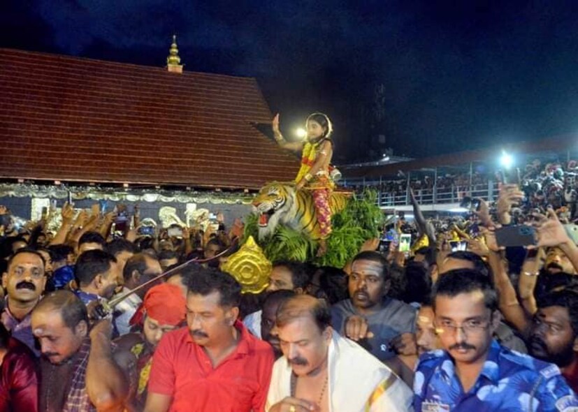  തുടർന്ന് പുലിവാഹനമേറിയ അയ്യപ്പന്റെയും ദേവതകളുടേയും കാവടിയാട്ടത്തിന്റെയും വിളക്കാട്ടത്തിന്റെയും മയിലാട്ടത്തിന്റെയും അകടമ്പടിയോടെ കർപ്പൂരാഴി ഘോഷയാത്ര മാളികപ്പുറം ക്ഷേത്രസന്നിധി വഴി നടപ്പന്തലിൽ എത്തി പതിനെട്ടാം പടിയ്ക്കു മുന്നിൽ സമാപിച്ചു.
