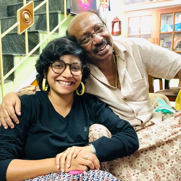  ബന്ധങ്ങളുടെ ആഴങ്ങൾ മുറുക്കിച്ചേർത്തവരുടെയും ഇടമാണ് മലയാള സിനിമാ രംഗം. അത്തരത്തിൽ രക്തബന്ധമുള്ളവരാണ് അന്തരിച്ച നടൻ കൊച്ചുപ്രേമനും (Kochupreman), ഗായിക അഭയ ഹിരണ്മയിയും (Abhaya Hiranmayi). അമ്മയുടെ കുടുംബം എന്ന് പറഞ്ഞാലും പൂർത്തിയാവില്ല. കൊച്ചുപ്രേമന്റെ പ്രിയപ്പെട്ട സഹോദരിയുടെ രണ്ടുപെൺമക്കളിൽ മൂത്തവളാണ് അഭയ ഹിരണ്മയിയും അനുജത്തി വരദ ജ്യോതിർമയിയും