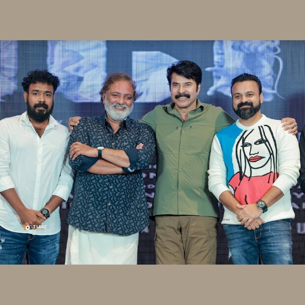  കഴിഞ്ഞ ദിവസം ഒരേ വേദിയിൽ മൂന്നു ചിത്രങ്ങളുടെ പരിപാടിയുടെ ഉദ്‌ഘാടകനായി എത്തിയതാണ് നടൻ മമ്മൂട്ടി (Mammootty). ചാവേർ (Chaver), മാളികപ്പുറം (Malikapuram) സിനിമകളുടെ ട്രെയ്‌ലർ ലോഞ്ചും 2018 എന്ന ചിത്രത്തിന്റെ ടീസർ ലോഞ്ചും ഒരിടത്തു തന്നെ അരങ്ങേറി. മൂന്നു ചിത്രങ്ങളുടെയും അണിയറപ്രവർത്തകരും അഭിനേതാക്കളും ഒരു സ്റ്റേജിൽ തന്നെ ഒത്തുചേർന്ന അപൂർവ കാഴ്ചയും അരങ്ങേറി
