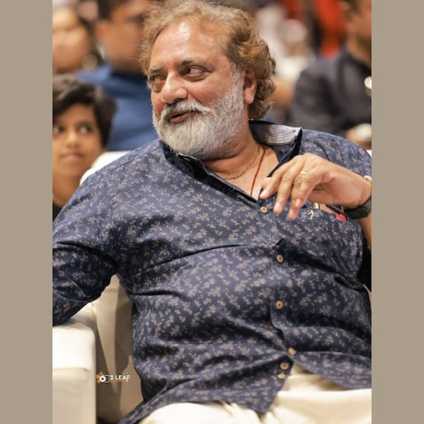  മമ്മൂട്ടിക്കൊപ്പം ഒരു ഫോട്ടോ വേണമെന്ന ജോയ് മാത്യുവിന്റെ ആഗ്രഹത്തിന് ഫലം കിട്ടാനെന്നോണം ചാക്കോച്ചൻ മൈക്കിലൂടെ ഉച്ചത്തിൽ വിളിച്ചു പറഞ്ഞു. മമ്മുക്ക സ്റ്റേജിലെത്തി. തനിക്കു വേണ്ടിയും തിരക്കഥ എഴുതിയ ആളാണല്ലോ ജോയ് മാത്യു. അതുകൊണ്ട് തന്നെ ട്രോളിന്റെ ഉശിര്‌ ഒട്ടും കുറച്ചില്ല