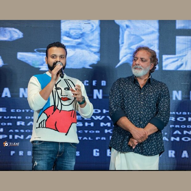  പൊതുവെ വളരെ കുറച്ചു മാത്രം സംസാരിക്കുന്നു എന്ന് പറയപ്പെടാറുള്ള മമ്മുക്ക പക്ഷെ അവസരം കിട്ടിയാൽ ഒന്ന് ട്രോളാനും മടിക്കില്ല എന്നതിന് ഉദാഹരണമായി മാറി ഈ വേദി. കയ്യിൽ കിട്ടിയതാകട്ടെ ജോയ് മാത്യുവിനേയും. പിന്നെ ഒറ്റൊരു കാച്ചലാ. ഇവർക്കൊപ്പം നിന്ന ചാക്കോച്ചൻ ചിരിയടക്കാൻ പ്രയാസപ്പെട്ടു. മമ്മുക്ക പറഞ്ഞത് എന്താണെന്ന് അറിയാൻ ഏവർക്കും ആകാംക്ഷ കാണും (തുടർന്ന് വായിക്കുക)