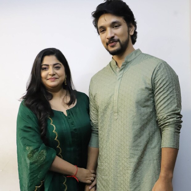 ഏറെ നാളത്തെ പ്രണയത്തിനൊടുവിൽ നടി മഞ്ജിമ മോഹനും (Manjima Mohan) നടൻ ഗൗതം കാർത്തിക്കും (Gautham Karthik) അടുത്തിടെയാണ് വിവാഹിതരായത്. മലയാളത്തിൽ നിന്നും ആരംഭിച്ച്‌ തമിഴിന്റെ മരുമകളാവുന്ന ഏറ്റവും പുതിയ താരമാണ് മഞ്ജിമ. നടൻ കാർത്തിക്കിന്റെ മകനാണ് ഗൗതം. തീർത്തും ലളിതമായ ചടങ്ങിലായിരുന്നു ഇവരുടെ വിവാഹം