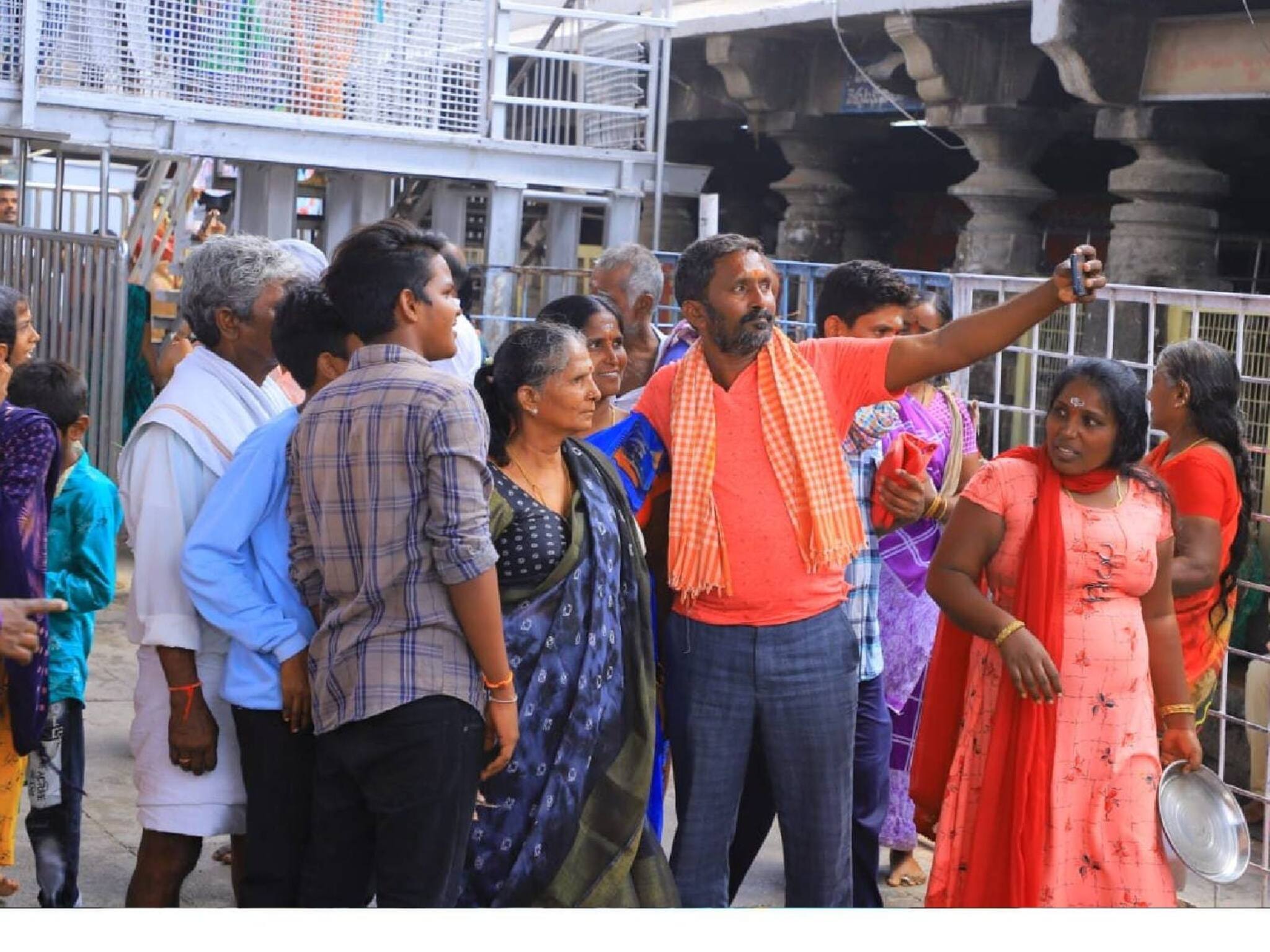 തമിഴ്നാട്ടിലെ ക്ഷേത്രങ്ങളിൽ മൊബൈൽ ഫോണ്‍ ഉപയോഗം ഹൈക്കോടതി നിരോധിച്ചു