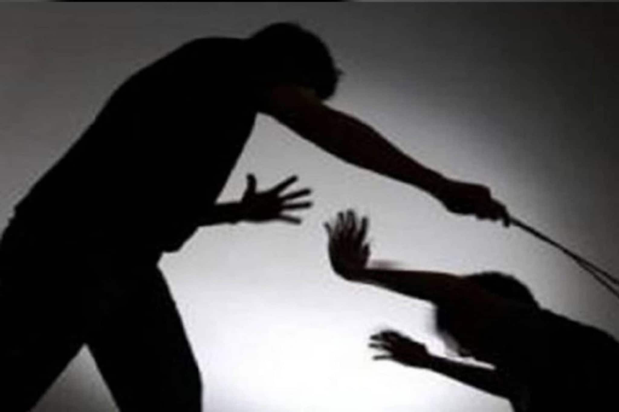 കാപ്പിക്കമ്പും കയറും കൊണ്ട് അടിക്കും, ഉപ്പിൽ മുട്ടുകുത്തി നിർത്തും; കുഞ്ഞുങ്ങൾക്ക് ക്രൂരമർദനം; പിതാവും ബന്ധുവും പിട