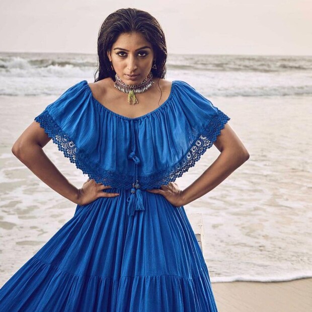  നീല നിറത്തിലുളള വസ്ത്രം ധരിച്ചാണ് താരം തിളങ്ങിയിരിക്കുന്നത്. വലിയ മേക്കപ്പോ ഹെവി ആഭരണങ്ങളോ ഇല്ലാതെയാണ് ഫോട്ടോഷൂട്ടിനു തയ്യാറായത്. (ഫോട്ടോ# പത്മപ്രിയ ഇൻസ്റ്റാഗ്രാം)