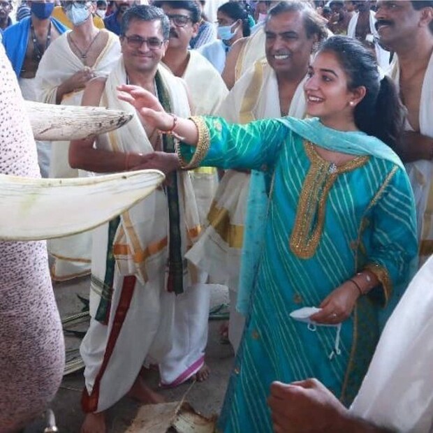  റിലയൻസ് ഇൻഡസ്ട്രീസ് ചെയർമാൻ മുകേഷ് അംബാനിയുടെ കൂടെ ആനന്ദ് അംബാനിയുടെ പ്രതിശ്രുത വധു രാധിക മെർച്ചന്റെ ഗുരുവായൂർ ക്ഷേത്രത്തിൽ ദർശനം നടത്തിയപ്പോൾ.