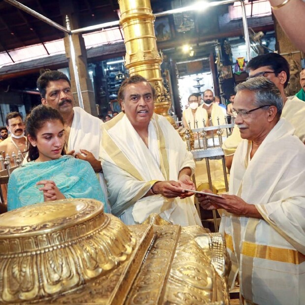  ദർശനം പൂർത്തിയാക്കി പുറത്തിറങ്ങിയ മുകേഷ് അംബാനിക്കും ആനന്ദ് അംബാനിയുടെ പ്രതിശ്രുത വധു രാധിക കിഴക്കേ ഗോപുര കവാടത്തിന് മുന്നിൽ വെച്ച് ചെയർമാൻ ഡോ: വി.കെ. വിജയൻ ദേവസ്വത്തിൻറെ ഉപഹാരവും സമ്മാനിച്ചു. എല്ലാവർക്കും നന്ദി പറഞ്ഞ ശേഷമാണ് മുകേഷ് അംബാനിയും രാധിക മെർച്ചന്റെും മടങ്ങിയത്.