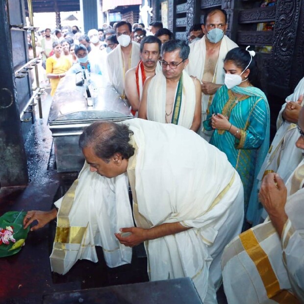  ക്ഷേത്ര കാര്യങ്ങൾ എല്ലാം ചെയർമാനോട് ചോദിച്ചറിഞ്ഞ മുകേഷ് അംബാനി കാണിക്കയായി 1.51 കോടിയുടെ ചെക്ക് അന്നദാനഫണ്ടിലേക്ക് നൽകുകയായിരുന്നു.