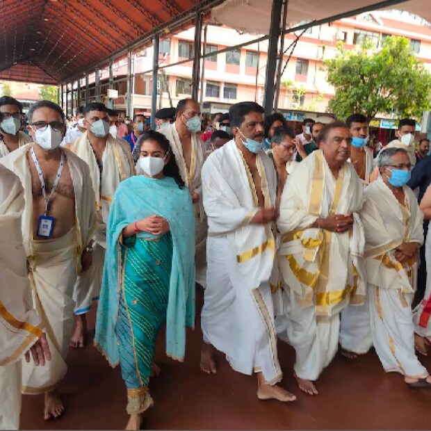  പരിശീലനം ലഭിച്ച ഭരതനാട്യം നർത്തകിയാണ് ഇരുപത്തിനാലുകാരിയായ രാധിക മെർച്ചന്റ്.. മുംബൈയിലെ ജിയോ വേൾഡ് സെന്ററിൽ ജൂണിലായിരുന്നു അരങ്ങേറ്റം. ശ്രീ നിഭ ആർട്‌സിലെ ഗുരുഭവന തകറിന്റെ ശിഷ്യയാണ് രാധിക മർച്ചന്റ്.