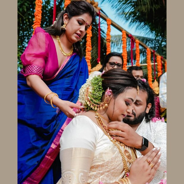  അനുജൻ ശ്രീപ്രിയന്റെ വിവാഹം അടുത്തിടെയാണ് കഴിഞ്ഞത്. നാത്തൂൻ ബ്രീസ് ജോർജും കൂടി വന്നു വീട്ടിലെ അംഗസംഖ്യയും സന്തോഷവും കൂടിയതിന്റെ ആഹ്ലാദവും രഞ്ജിനി സോഷ്യൽ മീഡിയയിൽ പോസ്റ്റ് ചെയ്തിട്ടുണ്ട്