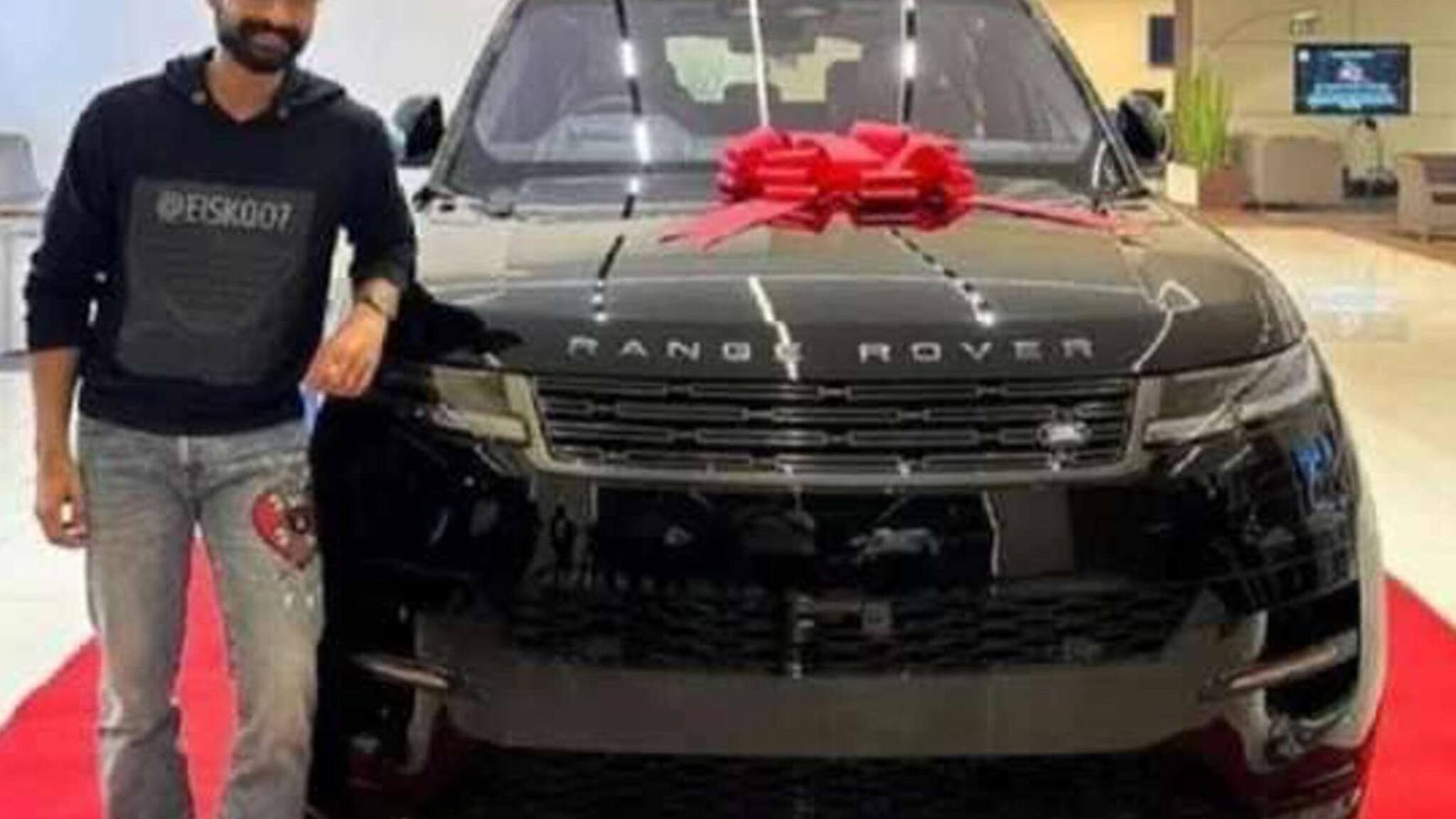 ഇന്ത്യയിൽ ആദ്യം; റേഞ്ച് റോവർ സ്പോർട് എസ്.യു.വി 2023 മോഡൽ സ്വന്തമാക്കി ടൊവിനോ; വില 1.8 കോടി രൂപ