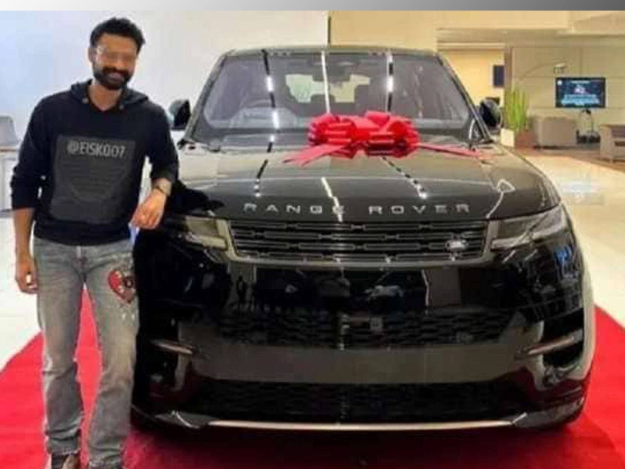 ഇന്ത്യയിൽ ആദ്യം; റേഞ്ച് റോവർ സ്പോർട് എസ്.യു.വി 2023 മോഡൽ സ്വന്തമാക്കി ടൊവിനോ; വില 1.8 കോടി രൂപ