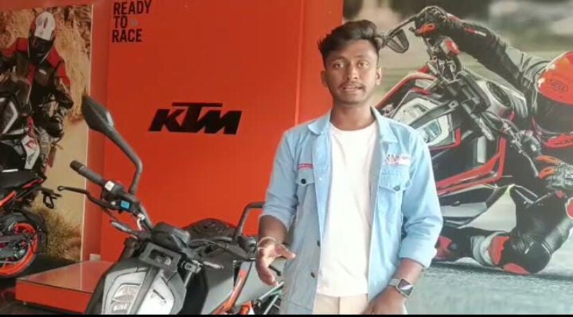  തെലങ്കാന മഞ്ചേരിയല്‍ ജില്ലയിലെ വെങ്കിടേഷ് എന്ന പോളിടെക്നിക് വിദ്യാര്‍ത്ഥിയാണ് 2.85 ലക്ഷം രൂപയുടെ ഒരു രൂപ നാണയങ്ങള്‍ നല്‍കി ബൈക്ക് സ്വന്തമാക്കിയത്.