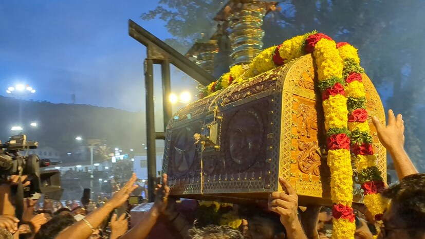  തന്ത്രി കണ്ഠരര് രാജീവരുടെ നേതൃത്വത്തിലായിരുന്നു ഇന്നത്തെ തങ്കയങ്കിചാർത്തിയുള്ള പൂജ. ലക്ഷക്കണക്കിന് ആളുകളാണ് ഈ ദിവസങ്ങളിൽ ശബരിമല ചവിട്ടി സന്നിധാനത്ത് എത്തിയത്.