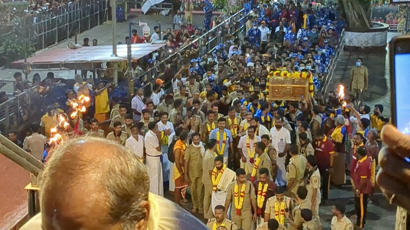  തങ്ക അങ്കി ചാർത്തിയ അയ്യനെ കണ്ട സായൂജ്യവുമായാണ് അയ്യപ്പന്മാർ മലയിറങ്ങിയത്.