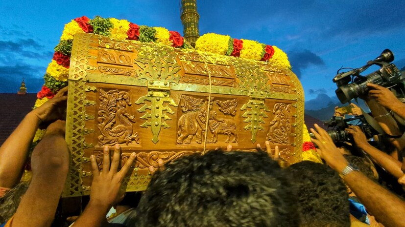  തീർത്ഥാടന സീസണിലെ പ്രധാന ചടങ്ങ് ആയ മണ്ഡല പൂജ പന്ത്രണ്ടരയോടുകൂടി നടന്നു. തന്ത്രി കണ്ഠരര് രാജീവരരുടെ നേതൃത്വത്തിലാണ് മണ്ഡല പൂജ നടന്നത്.