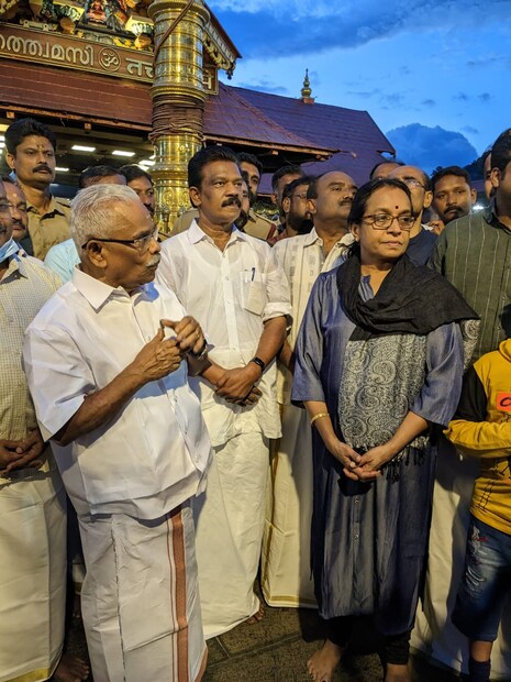  ദേവസ്വം ബോർഡ് പ്രസിഡഡൻറ് കെ. അനന്തഗോപന്‍, എഡിജിപി എം.ആർ.അജിത് കുമാർ, ആലപ്പുഴ കലക്ടർ കൃഷ്ണതേജ ഐഎഎസ് തുടങ്ങിയവർ മണ്ഡലപൂജ നേരത്ത് ശ്രീകോവിലിന് മുന്നിൽ എത്തിയിരുന്നു.