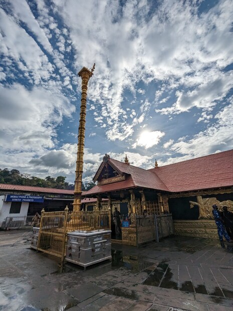  വൈകിട്ട് പത്തുമണിക്ക് ഹരിവരാസനം പാടി നട അടയ്ക്കും. ഇതോടെ മണ്ഡലമഹോത്സവകാലം കഴിയും.