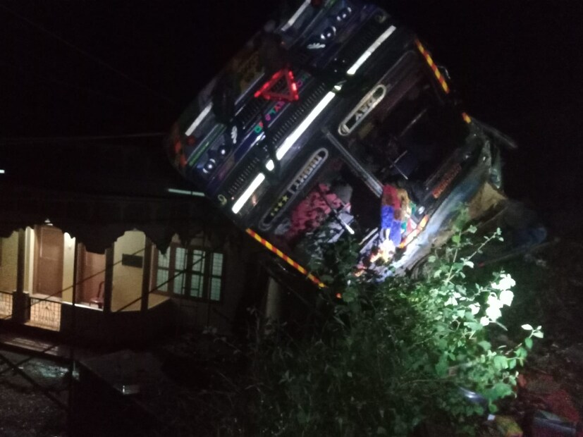  വ്യാഴാഴ്ച രാത്രി പന്ത്രണ്ടരയോടെ ആയിരുന്നു അപകടം. മസ്ജിദിന്റെ ഒരു ഭാഗം പൂർണമായും തകർന്നു.