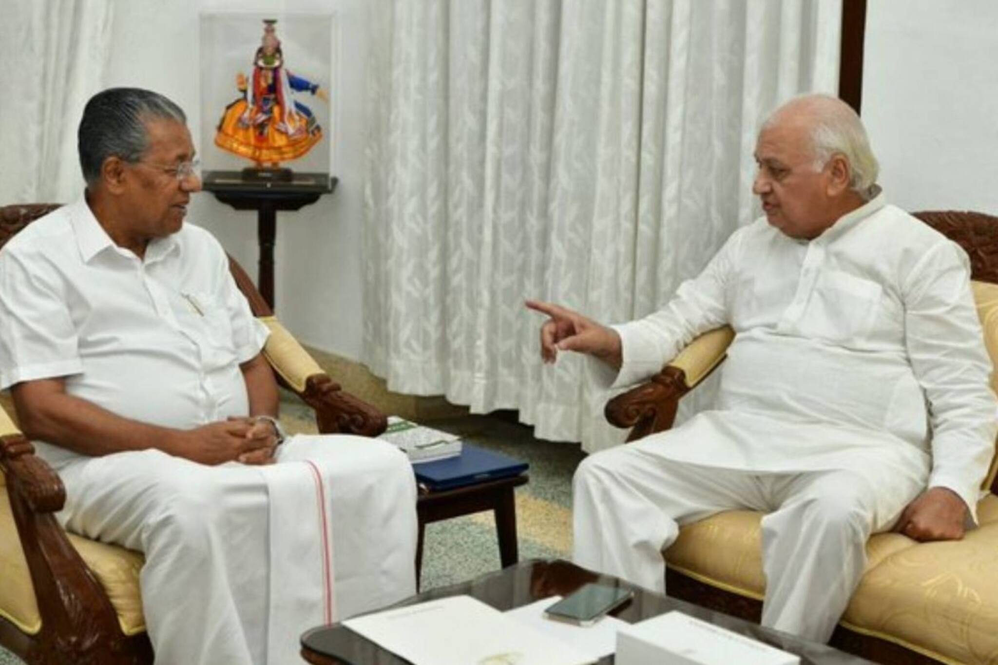 സർക്കാരുമായുള്ള കടുത്ത പോരിനിടെ ഗവർണർ മുഖ്യമന്ത്രിയെയും മന്ത്രിമാരെയും ക്രിസ്മസ് ആഘോഷത്തിന് ക്ഷണിച്ചു