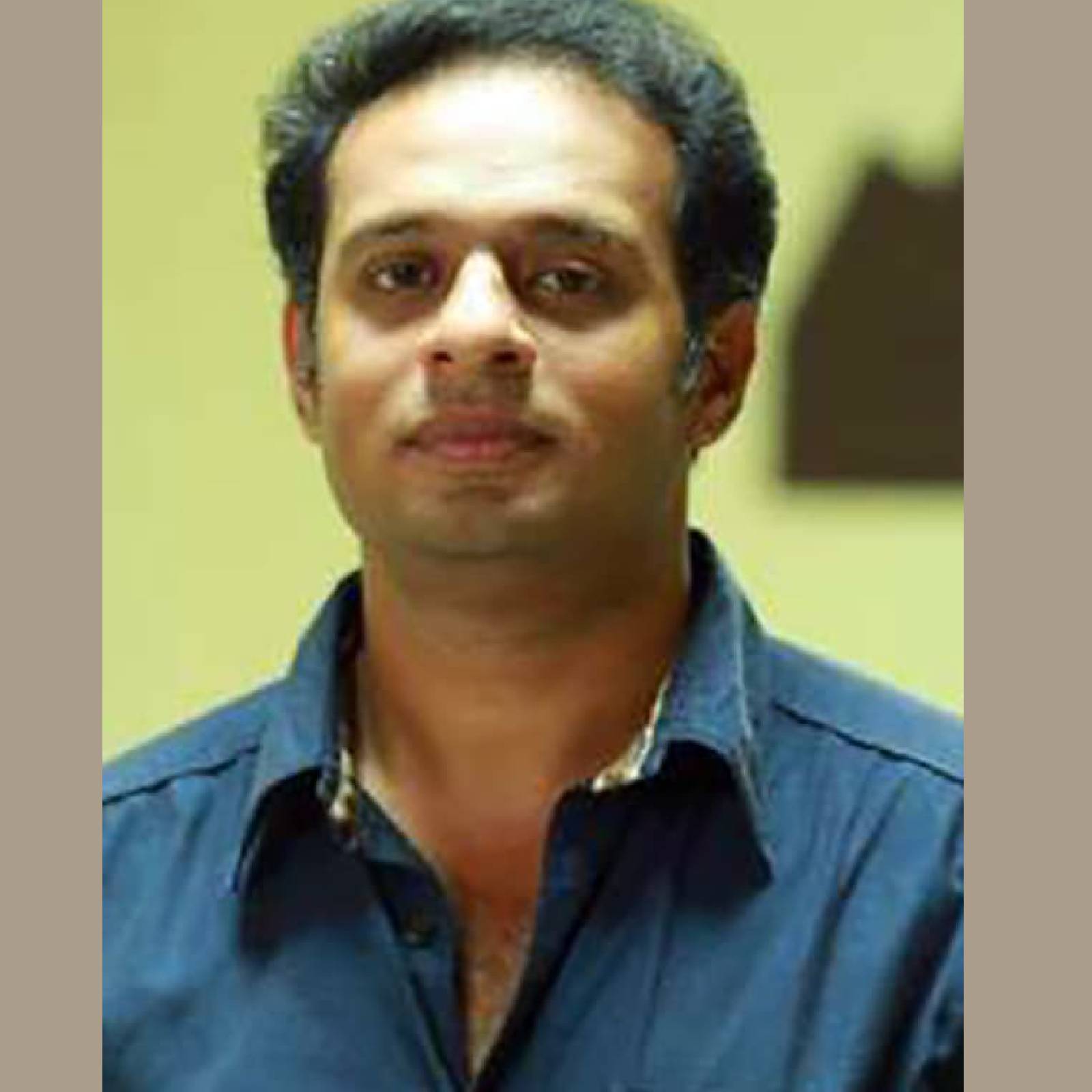  അന്യഭാഷാ നടി അന്ന് അവരുടെ അമ്മയ്‌ക്കൊപ്പം എറണാകുളത്തു വച്ച് നടന്ന ഓഡിഷനിൽ പങ്കെടുക്കാൻ എത്തിയതാണ്. ടെസ്റ്റിൽ അഭിനയം ഏകദേശം ഒക്കെ ശരിയായി. എന്നാൽ കുറച്ചു കൂടി ഉയരവും, അല്പം കൂടി പ്രായവുമുള്ള നടിയെയാണ് അന്ന് നായികയാവാൻ വേണ്ടിയിരുന്നത്