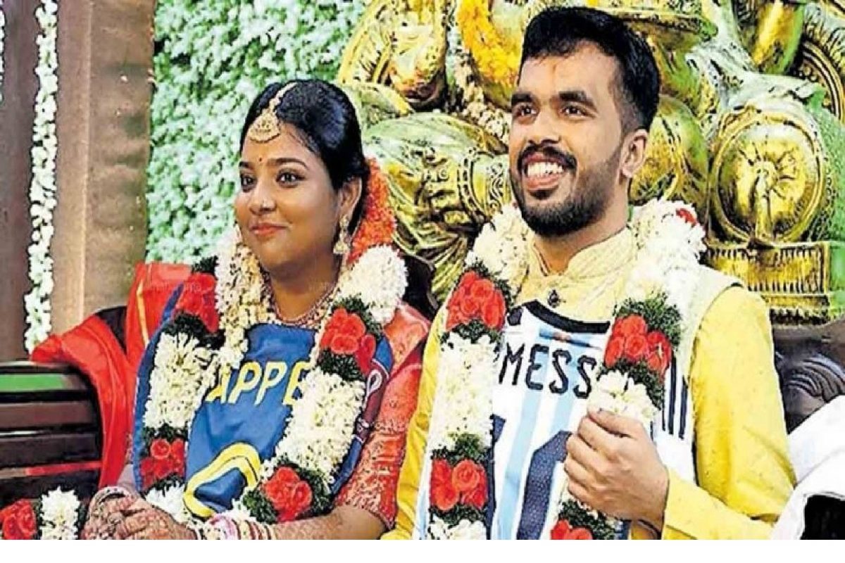 ലോകകപ്പ് ഫൈനല്‍ ദിനത്തില്‍ അര്‍ജന്‍റീനയുടെ ജേഴ്സിയില്‍ വരനും ഫ്രാന്‍സ് ജേഴ്സിയില്‍ വധുവും  മണ്ഡപത്തിൽ