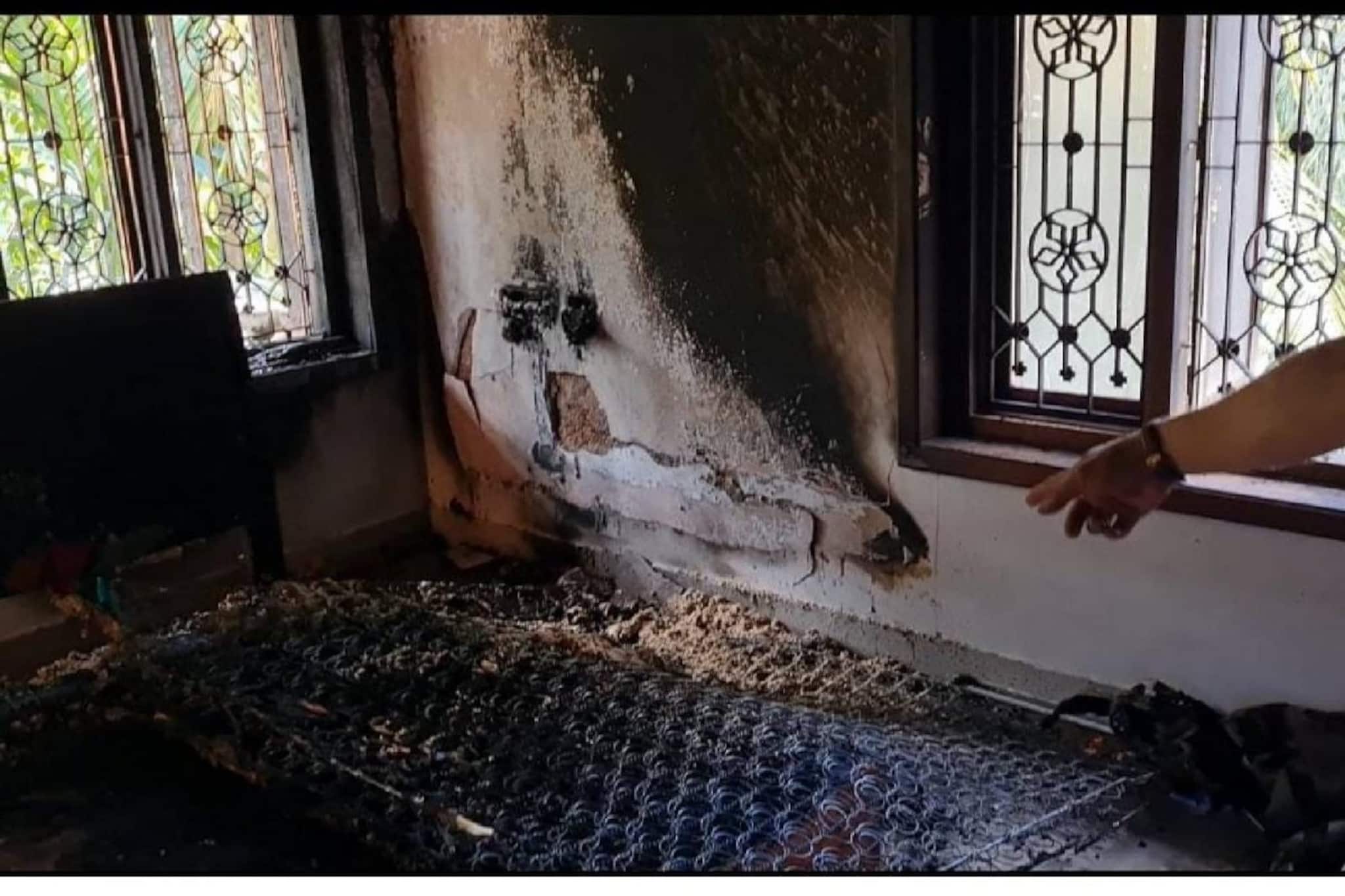 മൊബൈൽ ഫോൺ ചാർജർ പൊട്ടിത്തെറിച്ച് മുറിക്കുള്ളിൽ തീപിടിച്ചു; പുറത്തായതിനാൽ വീട്ടുകാർ രക്ഷപ്പെട്ടു