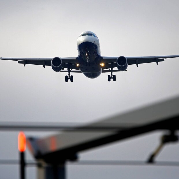 Crime news, Harassing Air Hostess, Air Hostess, Flight, Mumbai, Muscat, വിമാനം, എയർഹോസ്റ്റസ്, വിസ്താര വിമാനം, നഗ്നത പ്രദർശനം