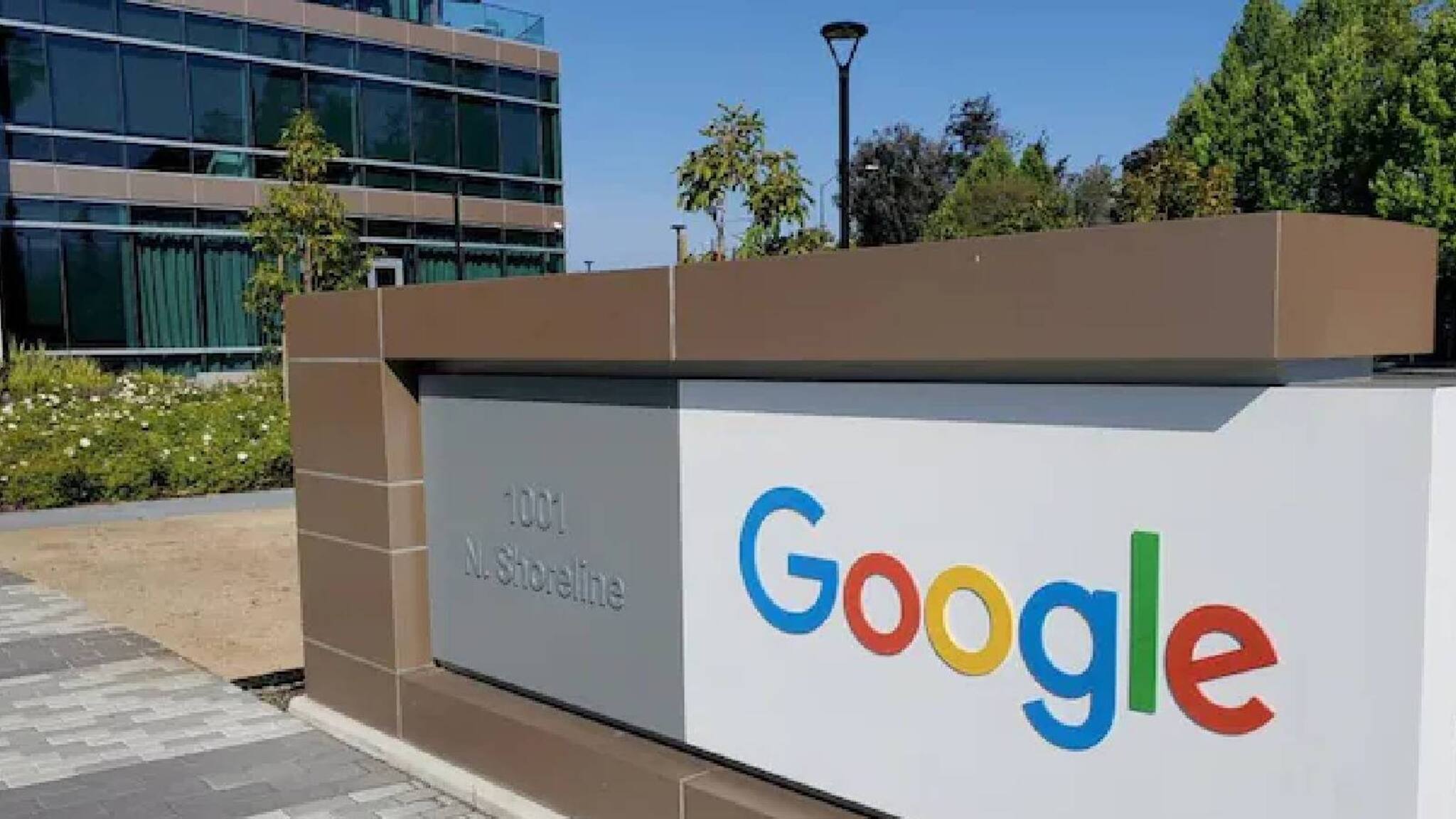 കൂട്ട പിരിച്ചുവിടലിന് ശേഷം മറ്റൊരു തിരിച്ചടി; ഗ്രീൻ കാർഡ് അപേക്ഷകൾ താൽക്കാലികമായി നിർത്തി ഗൂഗിൾ