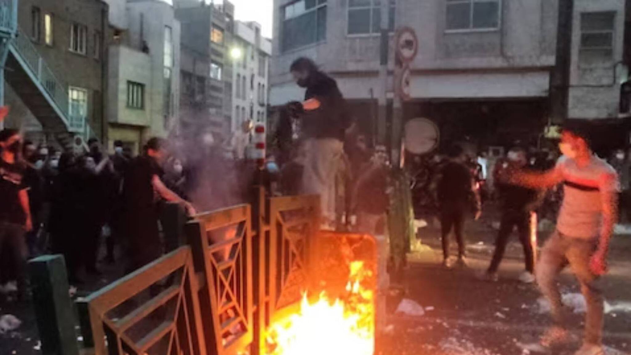 പ്രതിഷേധങ്ങൾക്ക് വിജയം; ഇറാൻ പിൻവലിച്ച സദാചാര പോലീസ് ആരാണ്?