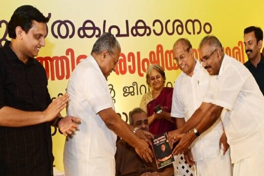 തലേന്നുരാത്രിവരെ ചടങ്ങിന് എത്തുമെന്ന് അറിയിച്ചിരുന്ന പ്രതിപക്ഷ നേതാവ് ശനിയാഴ്ചയാണ് പനി മൂലം ചടങ്ങില്‍ പങ്കെടുക്കില്ലെന്ന് സംഘടാകരെ അറിയിച്ചത്