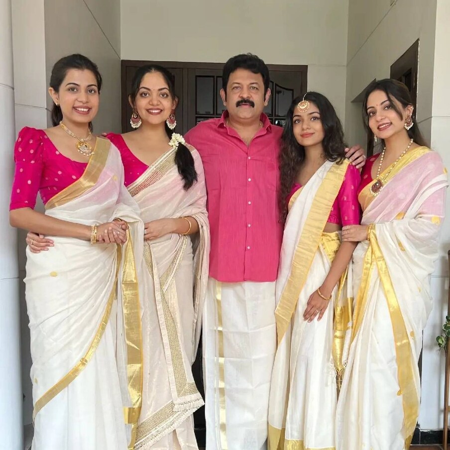  ഒരുകാലത്ത്, ഇഷ്‌ടമുള്ള വസ്ത്രം വാങ്ങിയിടുക എന്ന കാര്യം തന്റെ അമ്മയുടെ മനസ്സിൽ പോലും ഇല്ലായിരുന്നു എന്ന് അഹാന. വീട്ടിലെ മറ്റാവശ്യങ്ങൾ നിറവേറ്റുകയായിരുന്നു മുഖ്യം. പലപ്പോഴും സിന്ധുവിന്റെ കൂട്ടുകാരി ഹസീന വാങ്ങി നൽകിയിരുന്ന വസ്ത്രങ്ങളായിരുന്നു അവർ ധരിച്ച പുത്തനുടുപ്പുകൾ. അത് കഴിഞ്ഞാൽ ഏറെ നാൾ ഉപയോഗിച്ച വസ്ത്രങ്ങൾ മാത്രമേ ഉണ്ടായിരുന്നുള്ളൂ