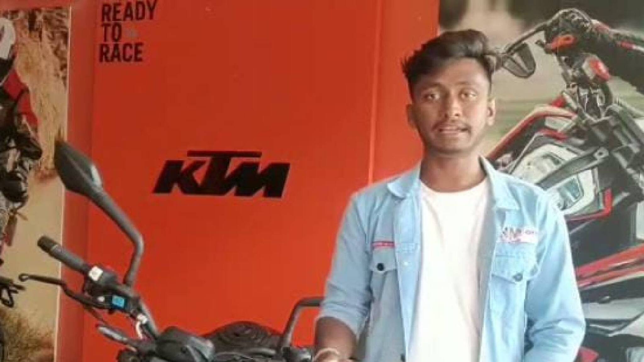 ഒരു രൂപ നാണയങ്ങൾ 112 ബാഗിലാക്കി യുവാവ് സ്വന്തമാക്കിയത് രണ്ടേമുക്കാൽ ലക്ഷത്തിന്റെ സൂപ്പർ ബൈക്ക്