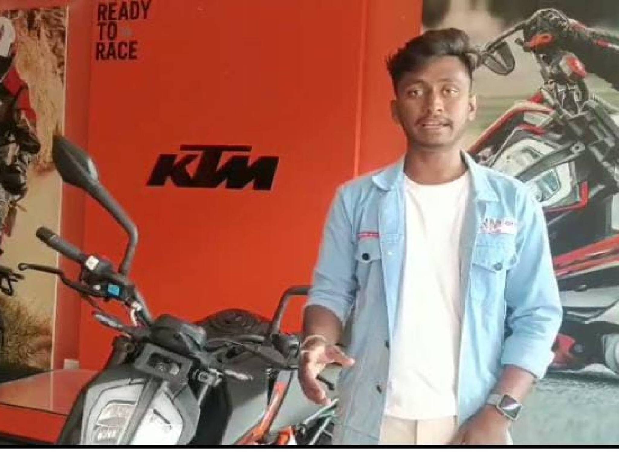 ഒരു രൂപ നാണയങ്ങൾ 112 ബാഗിലാക്കി യുവാവ് സ്വന്തമാക്കിയത് രണ്ടേമുക്കാൽ ലക്ഷത്തിന്റെ സൂപ്പർ ബൈക്ക്