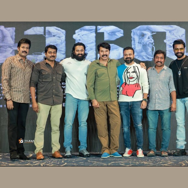  മനോജ് കെ. ജയൻ, കുഞ്ചാക്കോ ബോബൻ, നരേൻ, വിനീത് ശ്രീനിവാസൻ, ഉണ്ണി മുകുന്ദൻ, ടൊവിനോ തോമസ് തുടങ്ങിയവരും മമ്മുക്കയ്‌ക്കൊപ്പം നിന്ന് ഫോട്ടോയ്ക്ക് പോസ് ചെയ്‌തു. 70 പിന്നിട്ട മെഗാസ്റ്റാർ ആണ് മമ്മുക്ക എങ്കിലും യുവനടന്മാർക്കൊപ്പം മമ്മുക്കയുടെ തിളക്കം കൂടിയെങ്കിലേയുള്ളൂ